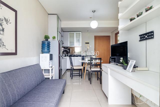 Ruang tamu — Low Floor 2BR Apartment with City View at Woodland Park Residence Kalibata